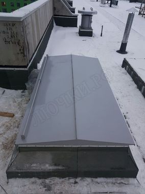 Люк для выхода на крышу 700*1000, поручень справа (габарит 950*1250) Люк для выхода на крышу 700*1000, поручень справа (габарит 950*1250)